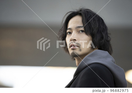 30代前半の男性　ポートレート 96882975