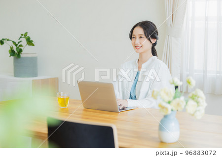 リビングでパソコンを見る女性　 96883072