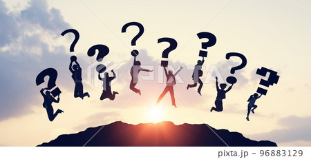 色々なハテナを持ってジャンプする人々　疑問と解決　バナー・広告向け横長ビジュアル 96883129