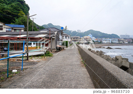 千葉県鴨川市　太海（ふとみ）海岸沿いの風景 96883710
