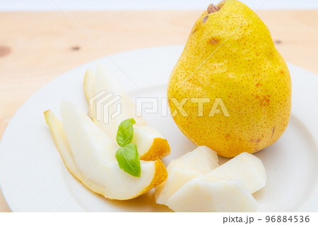 シルバーベル　皿に盛り付けたカットした洋梨 96884536