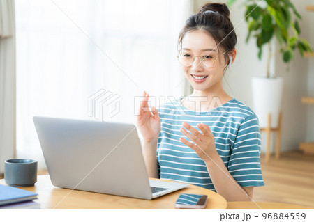 オンラインで通話する若い女性 オンラインで通話する若い女性 96884559