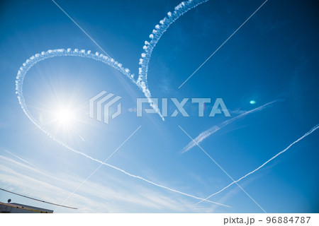 青空とブルーインパルス　展示飛行　愛知県名古屋市上空 96884787