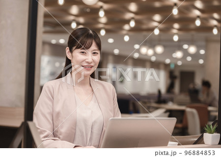 ノートパソコンを持って立つ女性 ノートパソコンを持って立つ女性 96884853