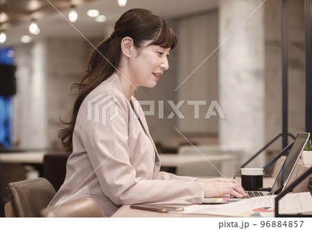 ノートパソコンを持って立つ女性 ノートパソコンを持って立つ女性 96884857