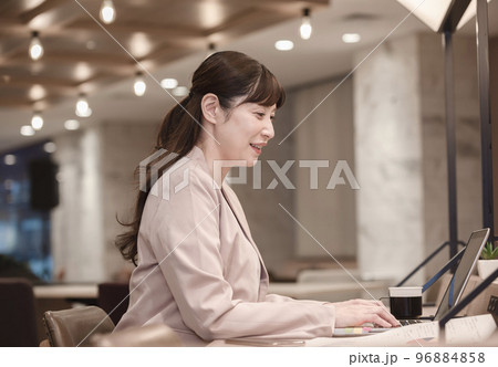 ノートパソコンを持って立つ女性 ノートパソコンを持って立つ女性 96884858