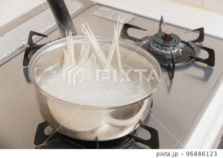 【素麺を茹でる】 【素麺を茹でる】 96886123
