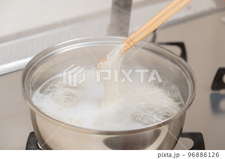 【菜箸を使って素麺を茹でる】 96886126