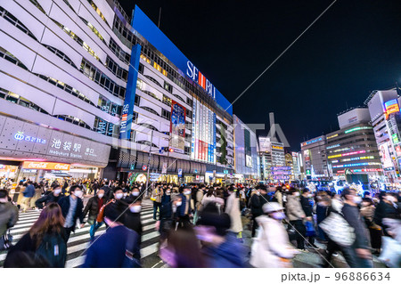 日本の東京都市景観 12月・師走の池袋駅には多くの人出。駅前にはイルミネーションも点灯＝3日 96886634