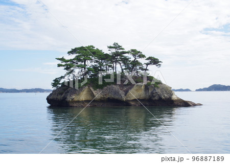 松島湾の小島の景色 96887189