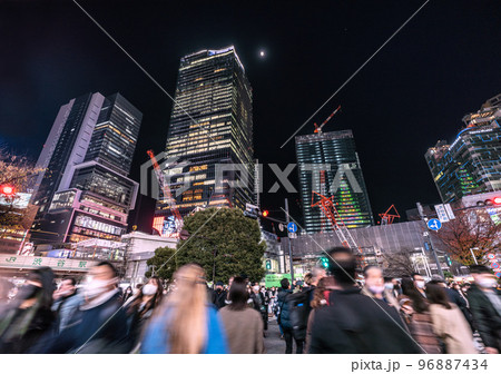 日本の東京都市景観 師走の渋谷は脅威の人流。桜丘口再開発のビルにクリスマスツリーも点灯＝12月3日 96887434