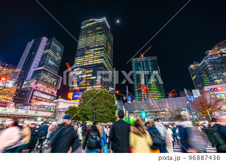 日本の東京都市景観 師走の渋谷は脅威の人流。桜丘口再開発のビルにクリスマスツリーも点灯=12月3日 日本の東京都市景観 師走の渋谷は脅威の人流。桜丘口再開発のビルにクリスマスツリーも点灯=12月3日 96887436