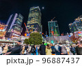 日本の東京都市景観 師走の渋谷は脅威の人流。桜丘口再開発のビルにクリスマスツリーも点灯＝12月3日 96887437