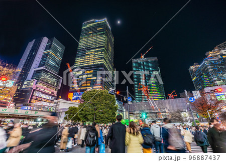 日本の東京都市景観 師走の渋谷は脅威の人流。桜丘口再開発のビルにクリスマスツリーも点灯＝12月3日 96887437