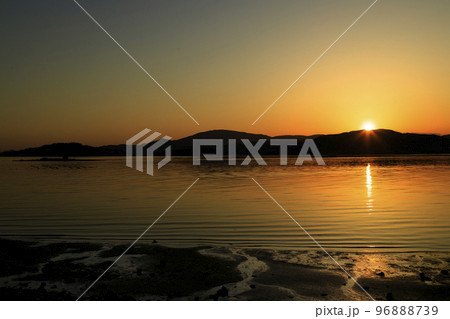 瀬戸内の春の夕景沈む夕陽と茜に染まる海 瀬戸内の春の夕景沈む夕陽と茜に染まる海 96888739