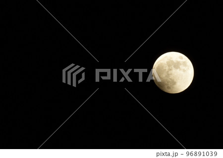北杜市白州町、月食で左下から欠け始めた満月（位置：右中） 96891039