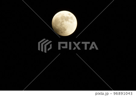 北杜市白州町、月食で左下から欠け始めた満月（位置：中央上） 96891043