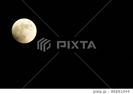 北杜市白州町、月食で左下から欠け始めた満月（位置：左上） 96891044