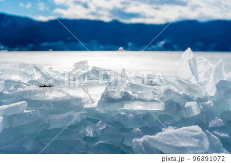 【冬素材】諏訪湖の寄せ氷【長野県】 96891072