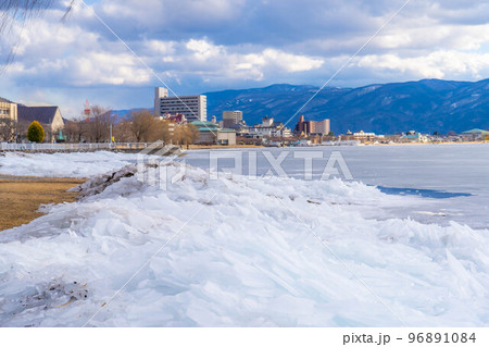【冬素材】諏訪湖の寄せ氷【長野県】 96891084