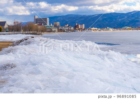 【冬素材】諏訪湖の寄せ氷【長野県】 96891085