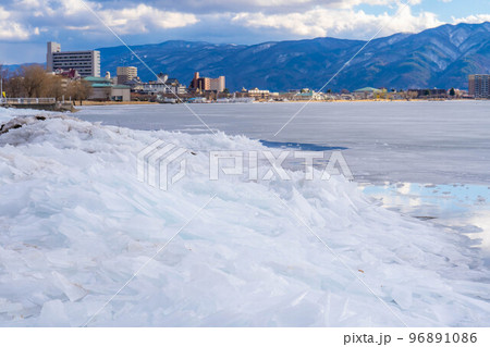 【冬素材】諏訪湖の寄せ氷【長野県】 96891086