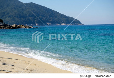 澄みきった紺碧の海が広がる屋久島の海岸線 澄みきった紺碧の海が広がる屋久島の海岸線 96892362