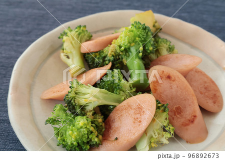 ブロッコリーと魚肉ソーセージの炒め物（手料理） 96892673