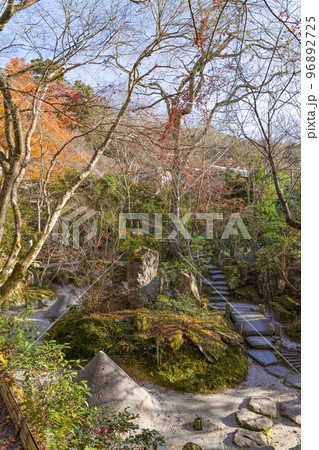 晩秋の京都大原　宝泉院「宝楽園」 96892725