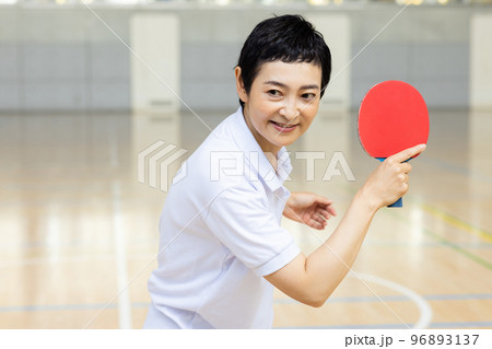 卓球を楽しむ女性 卓球を楽しむ女性 96893137