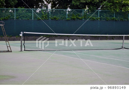 人工芝が輝く屋外テニスコート 人工芝が輝く屋外テニスコート 96893149