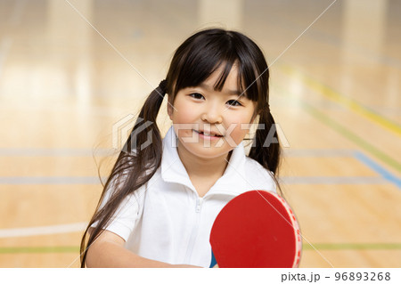 卓球を楽しむ子供 96893268