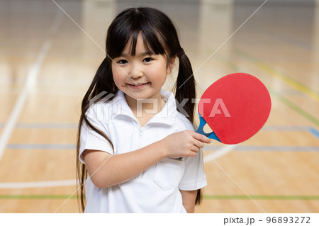 卓球を楽しむ子供 卓球を楽しむ子供 96893272