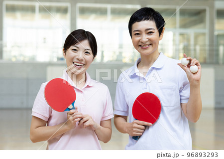卓球を楽しむ女性 96893293