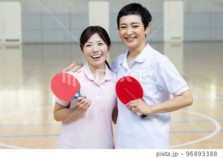 卓球を楽しむ女性 96893388