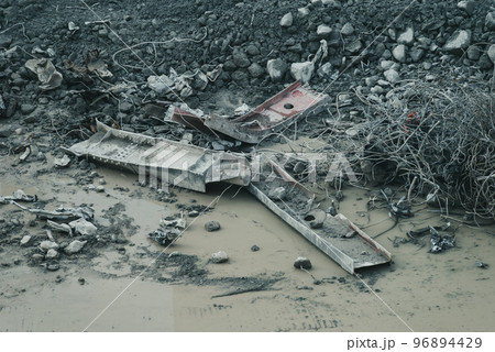 水たまりの解体現場 撤去した鉄くず 水たまりの解体現場 撤去した鉄くず 96894429