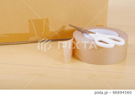 段ボール箱とガムテープ。不用品の整理整頓などのイメージ。 96894560