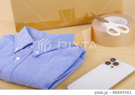 衣類と段ボール箱。不用品販売や整理整頓などのイメージ。 96894561