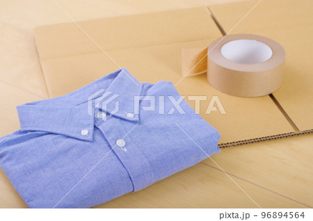 衣類と段ボール箱。不用品販売や整理整頓などのイメージ。 96894564
