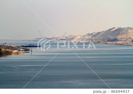 スエズ運河のグレードビター湖の静寂な沿岸風景 96894937