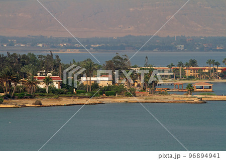 スエズ運河のグレードビター湖の沿岸風景 96894941