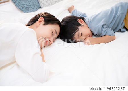 お昼寝や気持ちい睡眠のイメージ ママと赤ちゃん お昼寝や気持ちい睡眠のイメージ ママと赤ちゃん 96895227