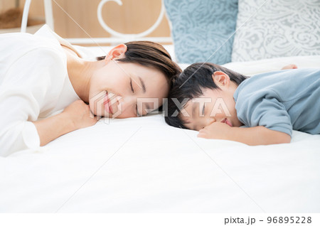 お昼寝や気持ちい睡眠のイメージ　ママと赤ちゃん 96895228