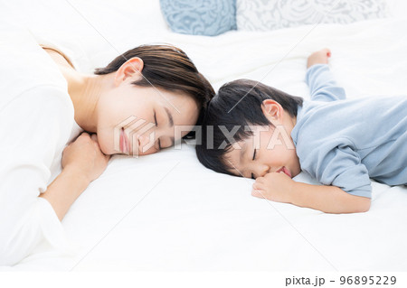 お昼寝や気持ちい睡眠のイメージ　ママと赤ちゃん 96895229