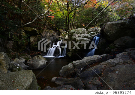 尼ン滝の紅葉 尼ン滝の紅葉 96895274