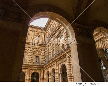 ピッティ宮殿中庭(フィレンツェ-イタリア) 96895522