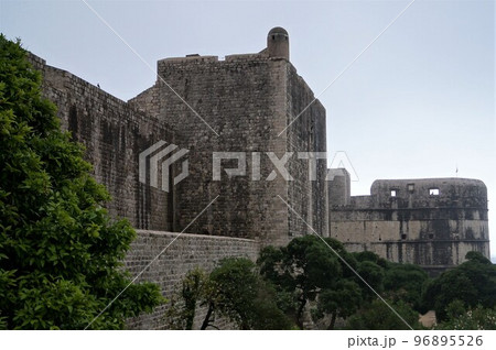 クロアチア ドブロブニク旧市街の城壁 クロアチア ドブロブニク旧市街の城壁 96895526