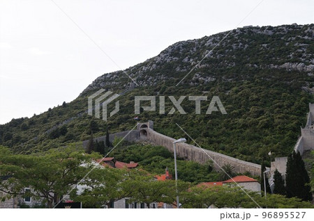 クロアチア ドブロブニク近郊 ストンの防塁壁 96895527