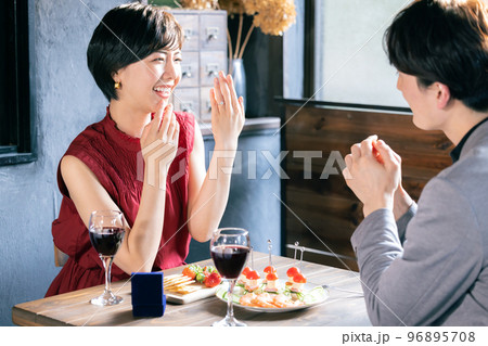 カップル　指輪をもらった女性 96895708