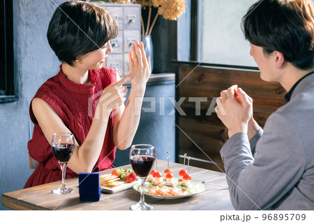 カップル　指輪をもらった女性 96895709